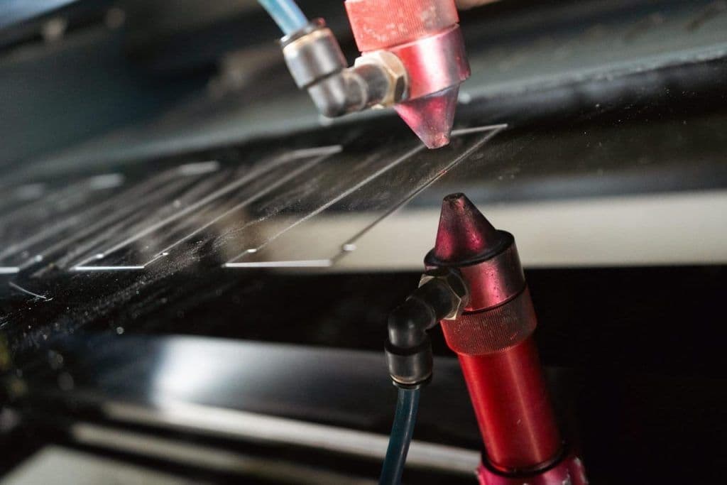 De kosten van kunststof lasersnijden