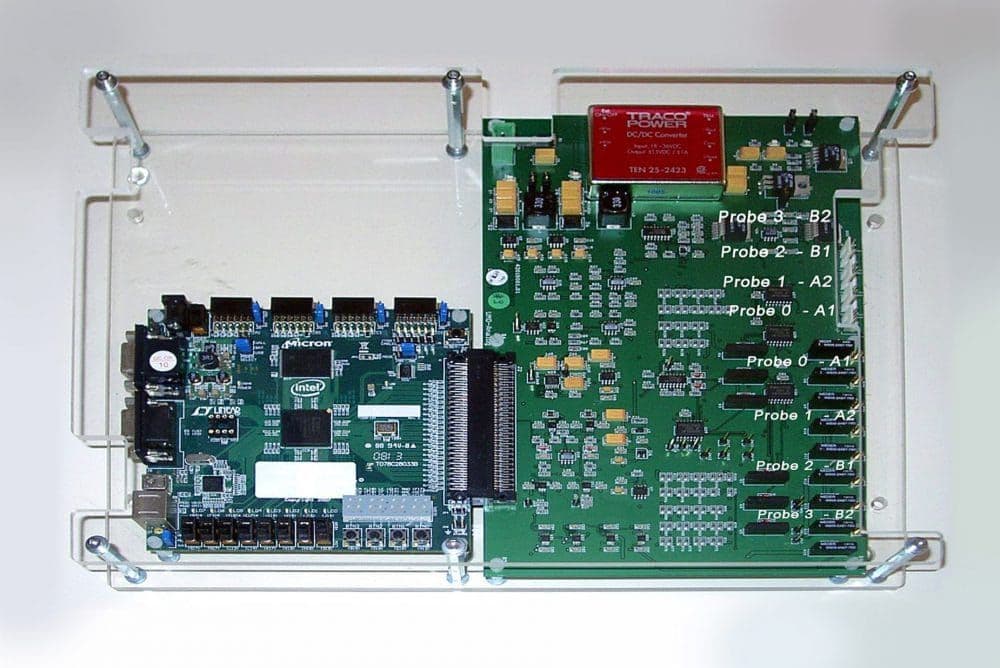 Plexiglas montageplaat met gegraveerde aanduidingen en twee printplaten op afstandsbussen
