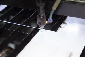 machine-bezig-met-lasersnijden machine-bezig-met-lasersnijden